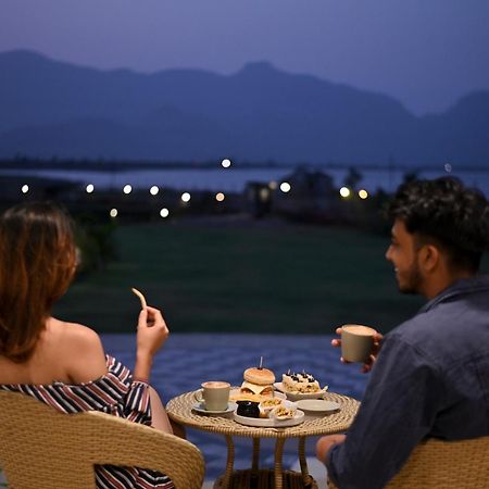 Saj By The Lake, マルセージュ・ガート エクステリア 写真